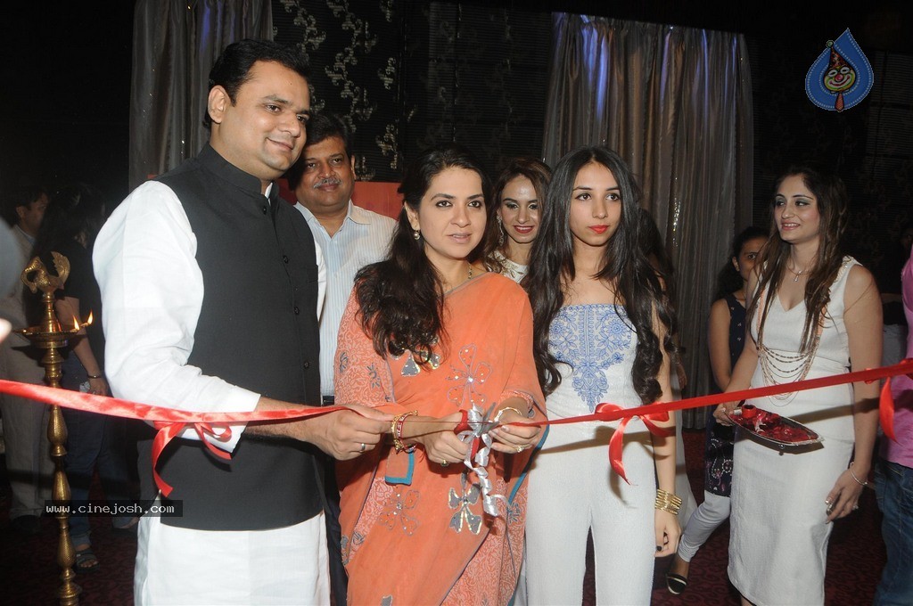 Bolly Celebs at Charity Art Auction Samvedna - 71 / 173 photos