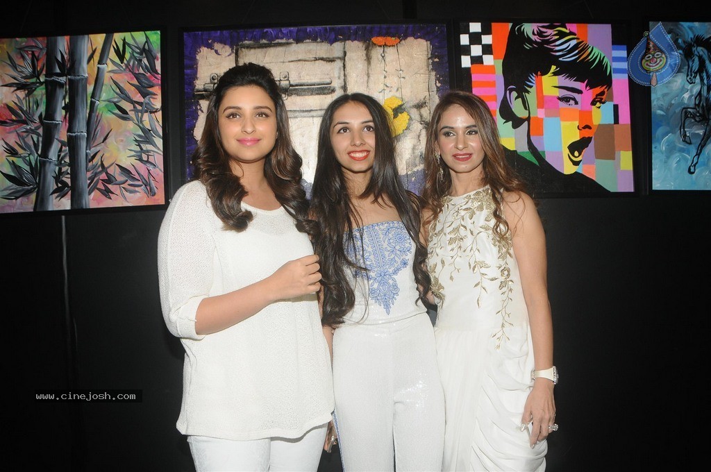 Bolly Celebs at Charity Art Auction Samvedna - 73 / 173 photos