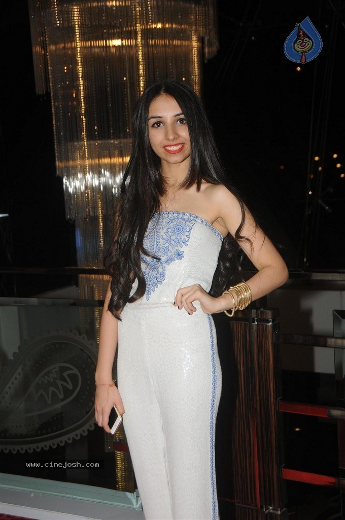 Bolly Celebs at Charity Art Auction Samvedna - 77 / 173 photos