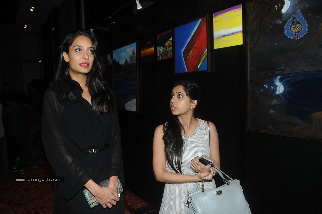 Bolly Celebs at Charity Art Auction Samvedna - 88 / 173 photos