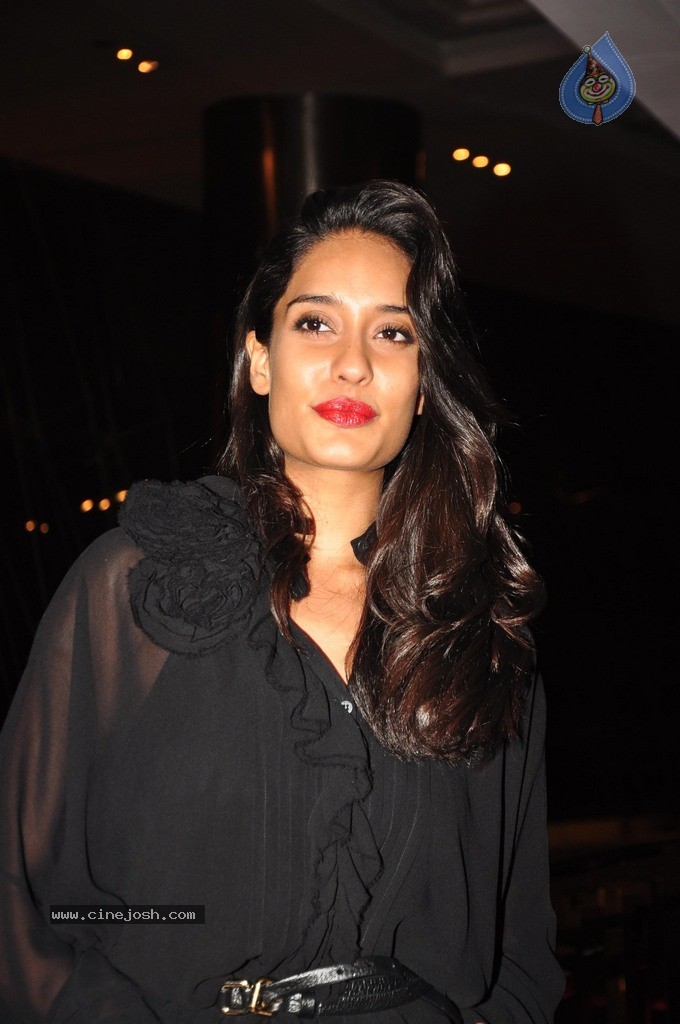 Bolly Celebs at Charity Art Auction Samvedna - 90 / 173 photos