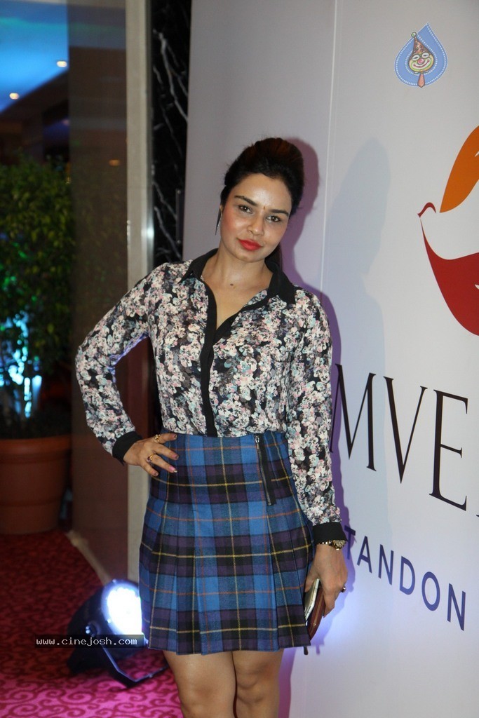 Bolly Celebs at Charity Art Auction Samvedna - 95 / 173 photos
