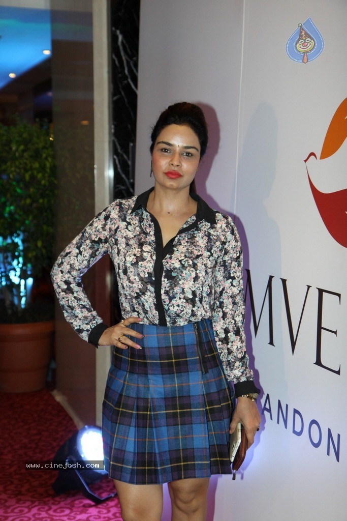 Bolly Celebs at Charity Art Auction Samvedna - 106 / 173 photos