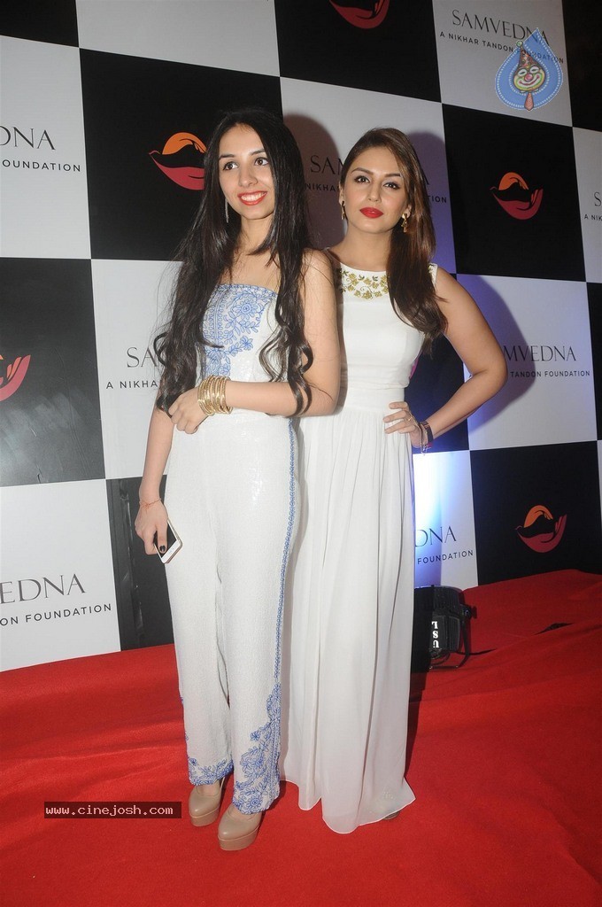 Bolly Celebs at Charity Art Auction Samvedna - 107 / 173 photos