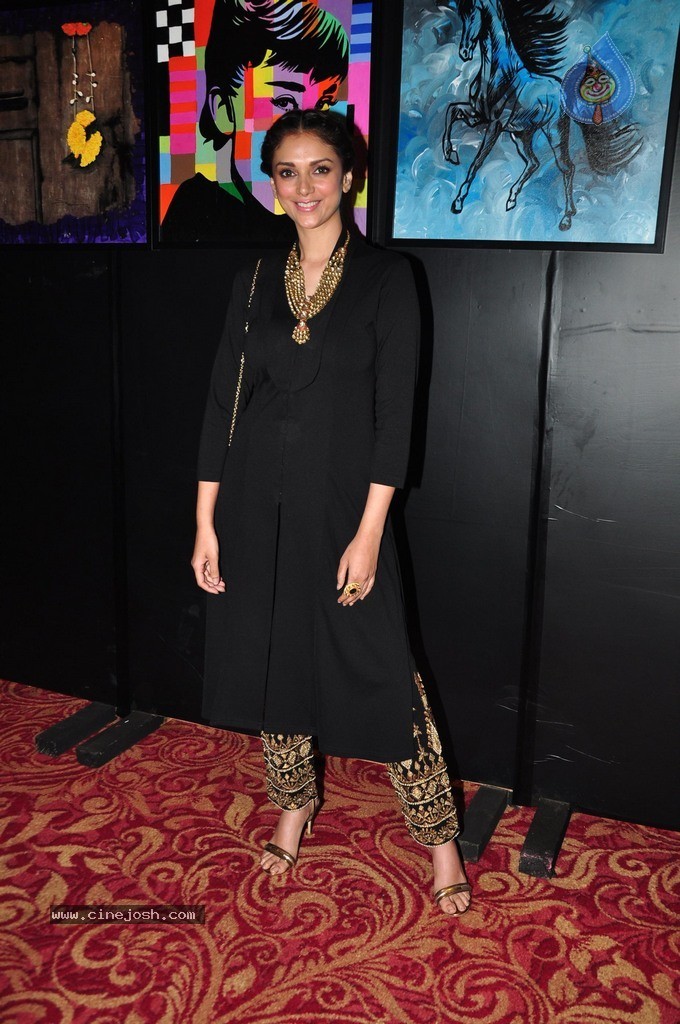 Bolly Celebs at Charity Art Auction Samvedna - 109 / 173 photos
