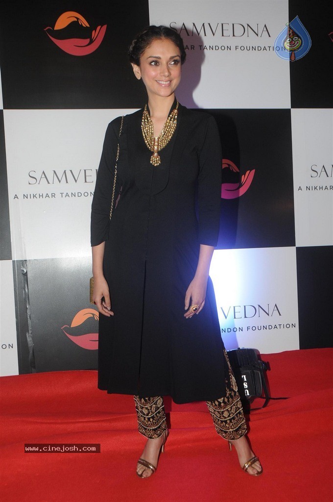 Bolly Celebs at Charity Art Auction Samvedna - 111 / 173 photos