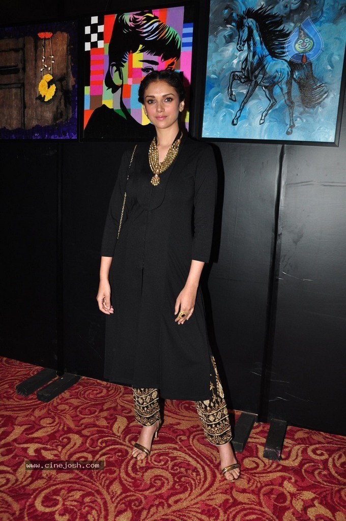 Bolly Celebs at Charity Art Auction Samvedna - 140 / 173 photos