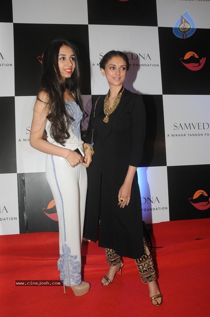 Bolly Celebs at Charity Art Auction Samvedna - 158 / 173 photos