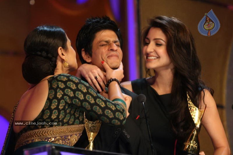 Bolly Celebs at Chevrolet APSARA Awards - 7 / 176 photos