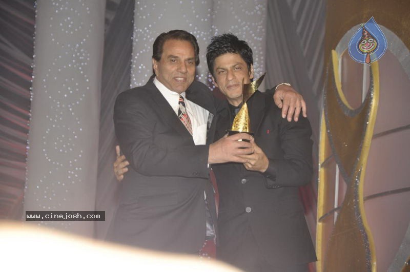 Bolly Celebs at Chevrolet APSARA Awards - 9 / 176 photos