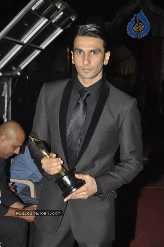 Bolly Celebs at Chevrolet APSARA Awards - 28 / 176 photos