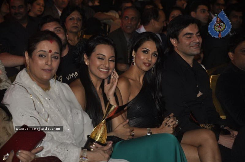 Bolly Celebs at Chevrolet APSARA Awards - 36 / 176 photos