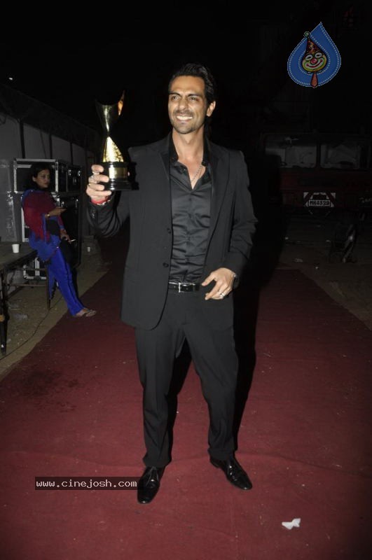 Bolly Celebs at Chevrolet APSARA Awards - 37 / 176 photos