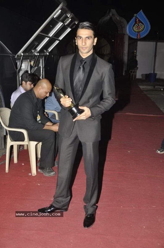 Bolly Celebs at Chevrolet APSARA Awards - 41 / 176 photos