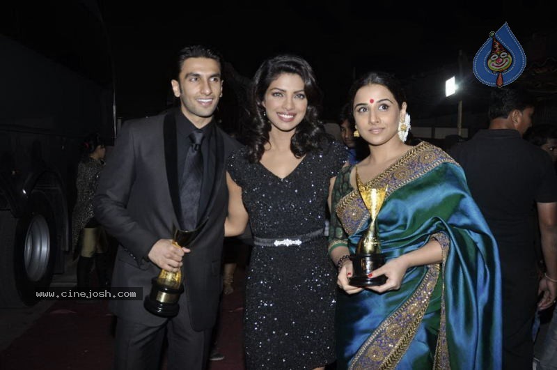 Bolly Celebs at Chevrolet APSARA Awards - 45 / 176 photos