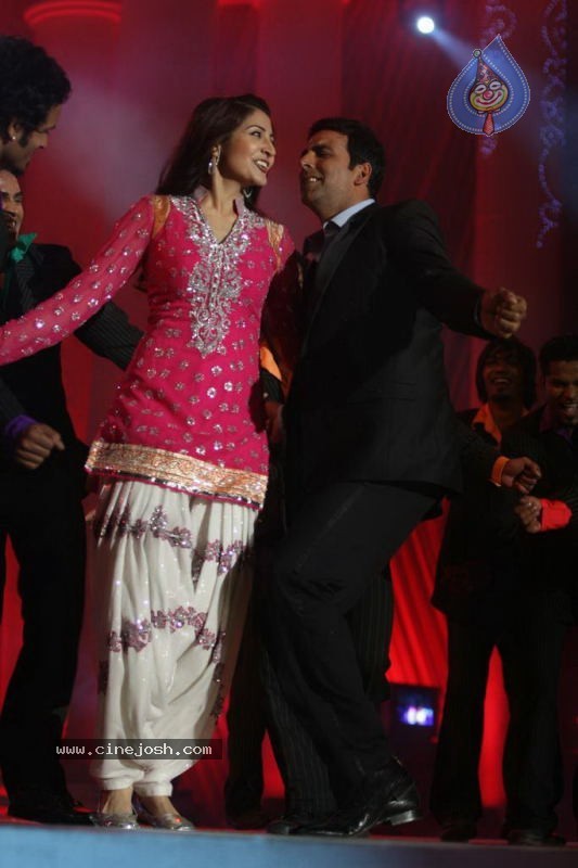 Bolly Celebs at Chevrolet APSARA Awards - 53 / 176 photos