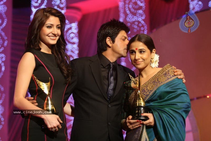 Bolly Celebs at Chevrolet APSARA Awards - 55 / 176 photos
