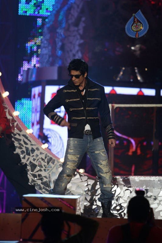 Bolly Celebs at Chevrolet APSARA Awards - 61 / 176 photos