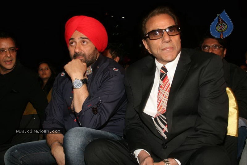 Bolly Celebs at Chevrolet APSARA Awards - 66 / 176 photos