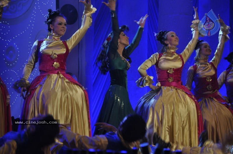 Bolly Celebs at Chevrolet APSARA Awards - 68 / 176 photos