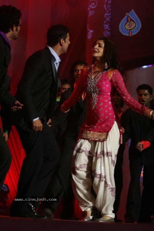 Bolly Celebs at Chevrolet APSARA Awards - 69 / 176 photos