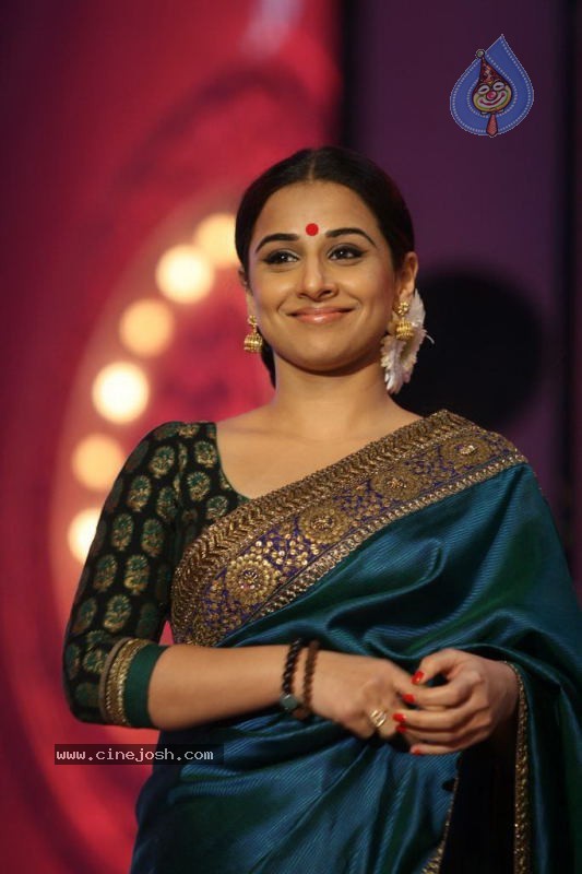 Bolly Celebs at Chevrolet APSARA Awards - 70 / 176 photos