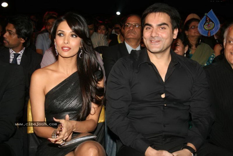 Bolly Celebs at Chevrolet APSARA Awards - 71 / 176 photos