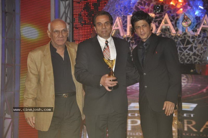 Bolly Celebs at Chevrolet APSARA Awards - 74 / 176 photos