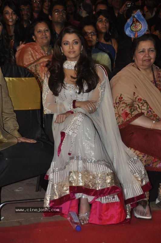 Bolly Celebs at Chevrolet APSARA Awards - 75 / 176 photos