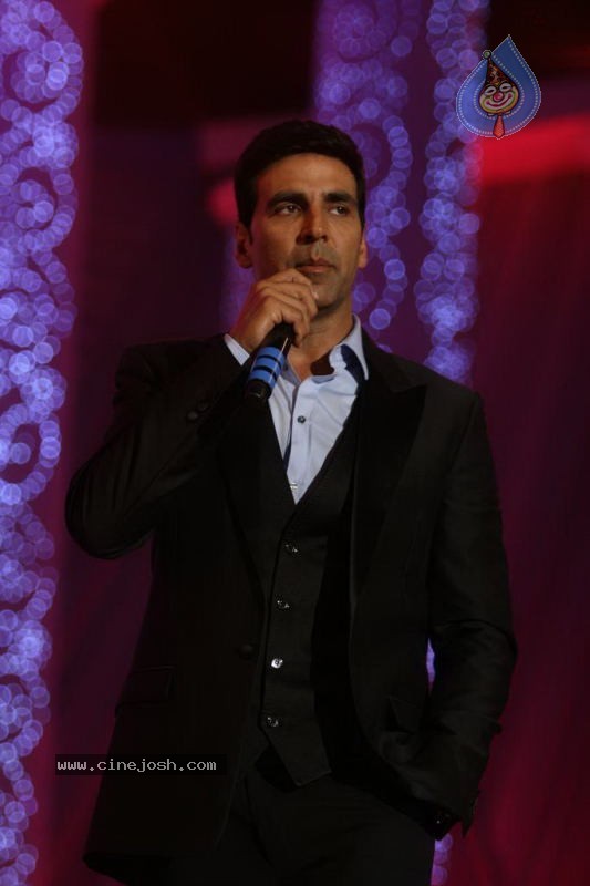 Bolly Celebs at Chevrolet APSARA Awards - 76 / 176 photos