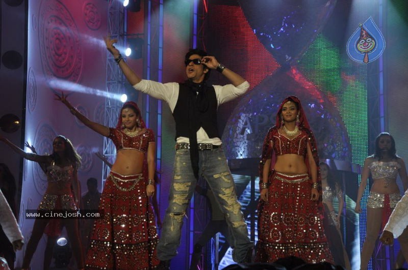 Bolly Celebs at Chevrolet APSARA Awards - 78 / 176 photos