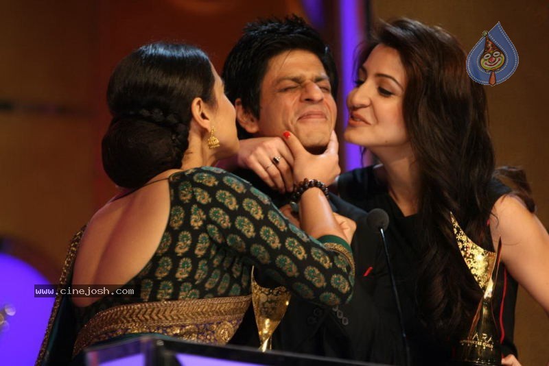 Bolly Celebs at Chevrolet APSARA Awards - 132 / 176 photos