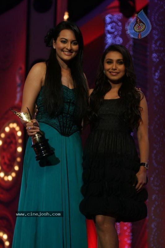 Bolly Celebs at Chevrolet APSARA Awards - 135 / 176 photos