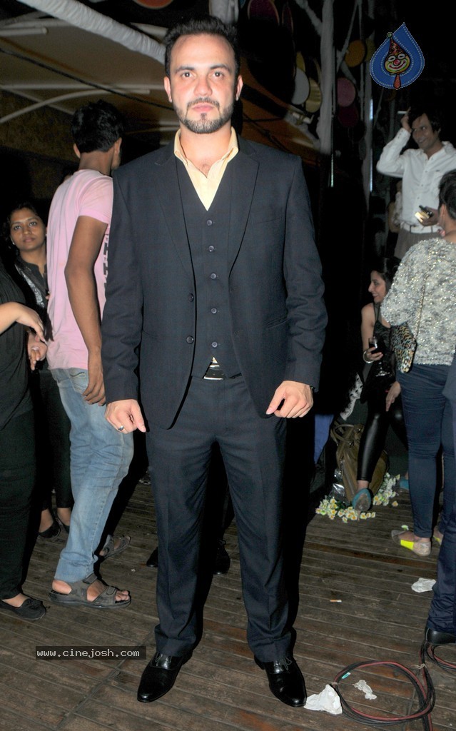 Bolly Celebs at Club Wear Fashion Show - 40 / 65 photos