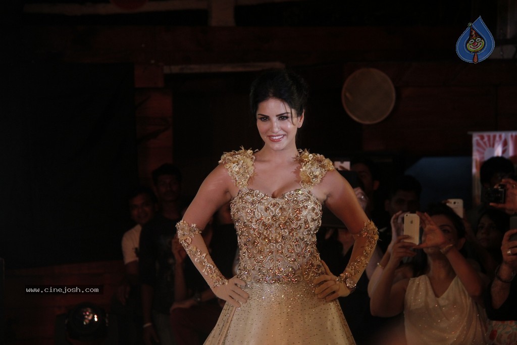 Bolly Celebs at Club Wear Fashion Show - 52 / 65 photos