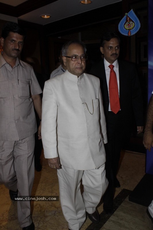 Bolly Celebs at CNBC Awaaz Consumer Awards - 14 / 67 photos