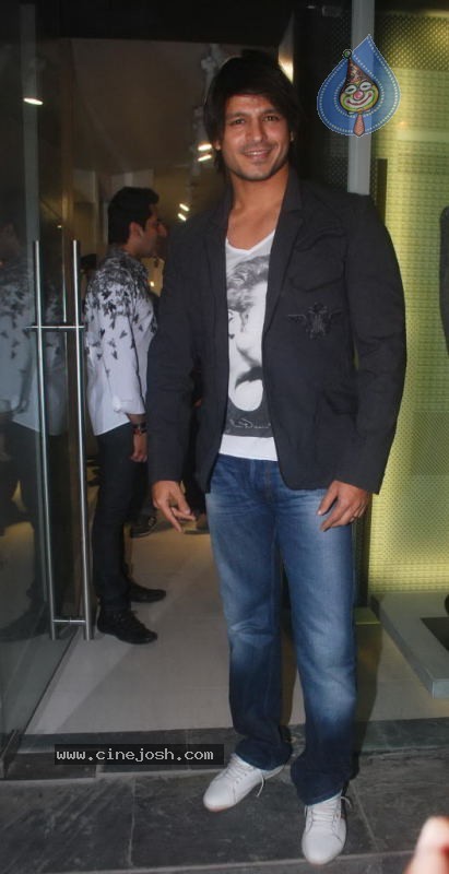 Bolly Celebs at D-7 Store Launch - 16 / 71 photos