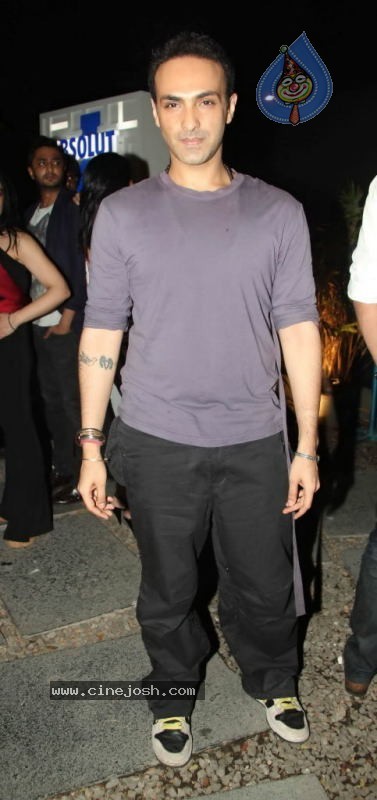 Bolly Celebs at D-7 Store Launch - 41 / 71 photos