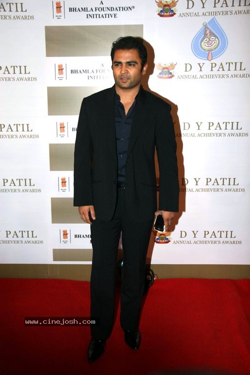 Bolly Celebs at D Y Patil 2011 Awards - 12 / 76 photos