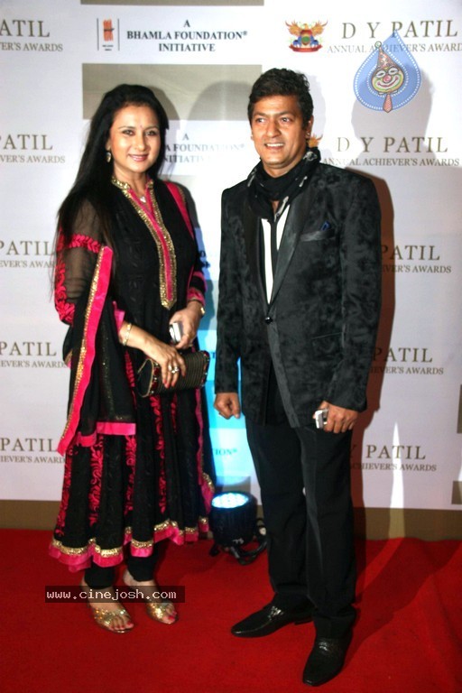 Bolly Celebs at D Y Patil 2011 Awards - 14 / 76 photos