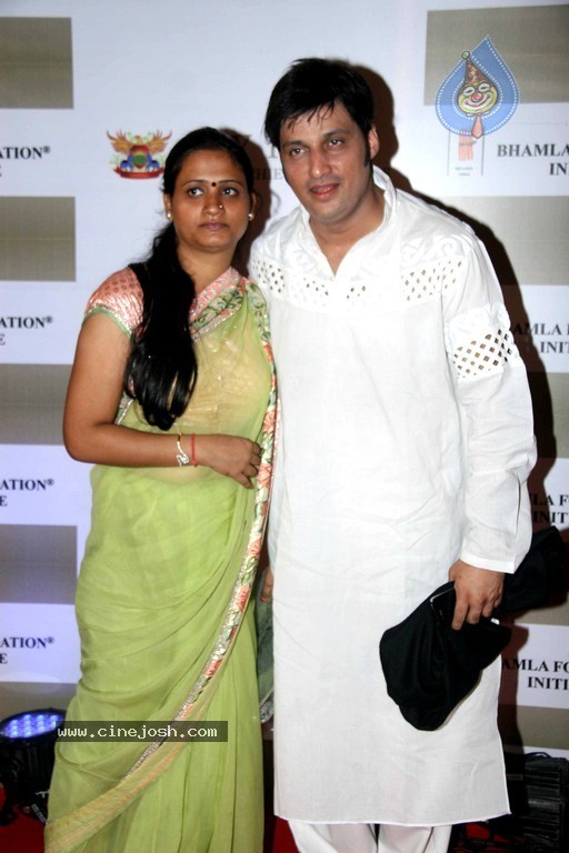 Bolly Celebs at D Y Patil 2011 Awards - 19 / 76 photos
