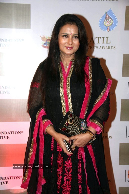 Bolly Celebs at D Y Patil 2011 Awards - 35 / 76 photos