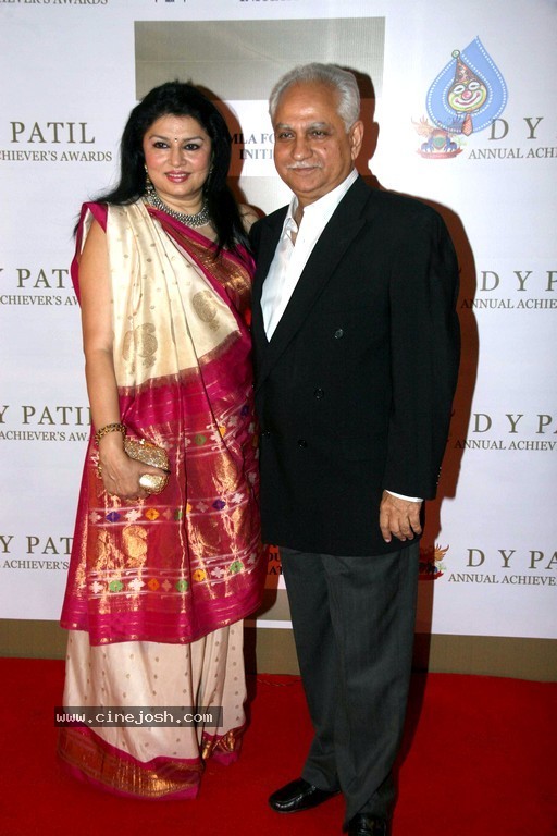 Bolly Celebs at D Y Patil 2011 Awards - 52 / 76 photos