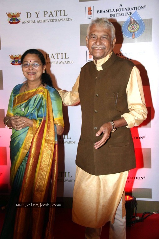 Bolly Celebs at D Y Patil 2011 Awards - 57 / 76 photos