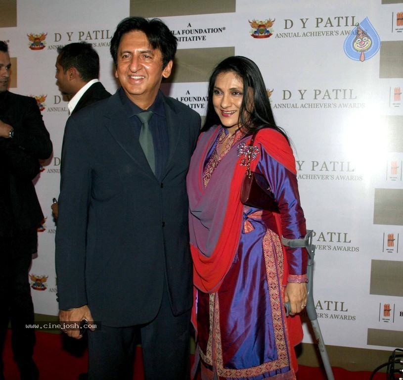 Bolly Celebs at D Y Patil 2011 Awards - 58 / 76 photos