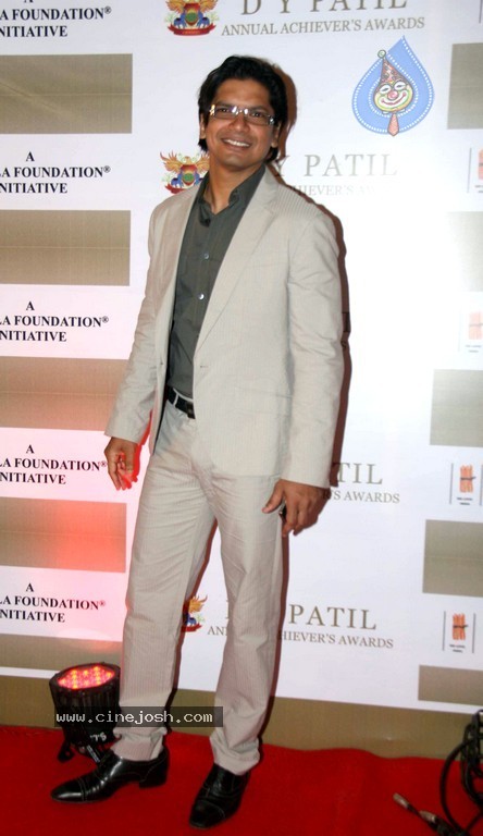 Bolly Celebs at D Y Patil 2011 Awards - 61 / 76 photos
