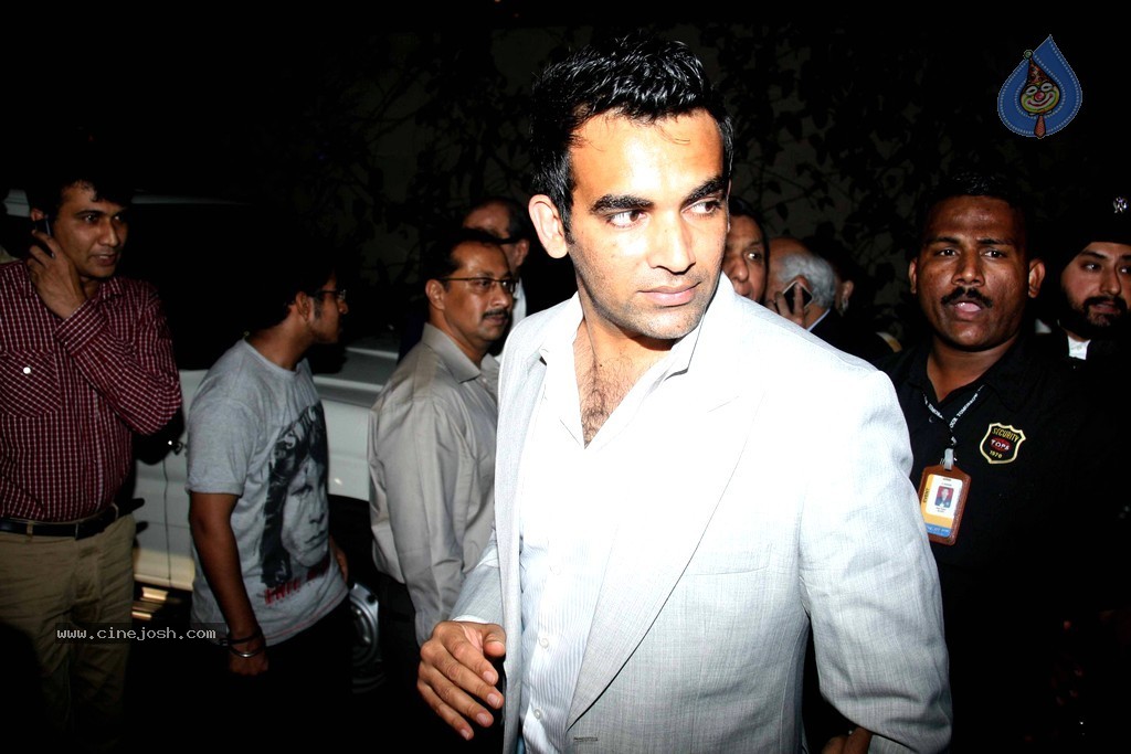 Bolly Celebs at D Y Patil 2011 Awards - 63 / 76 photos