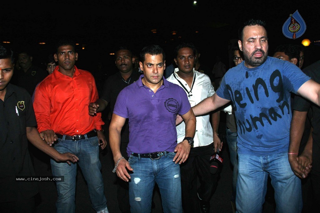 Bolly Celebs at D Y Patil 2011 Awards - 67 / 76 photos