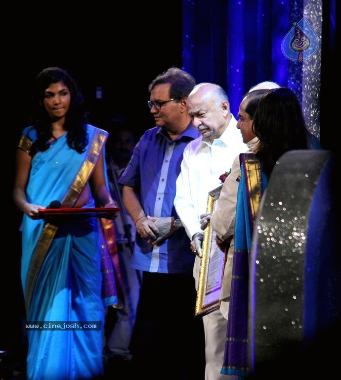 Bolly Celebs at D Y Patil 2011 Awards - 71 / 76 photos