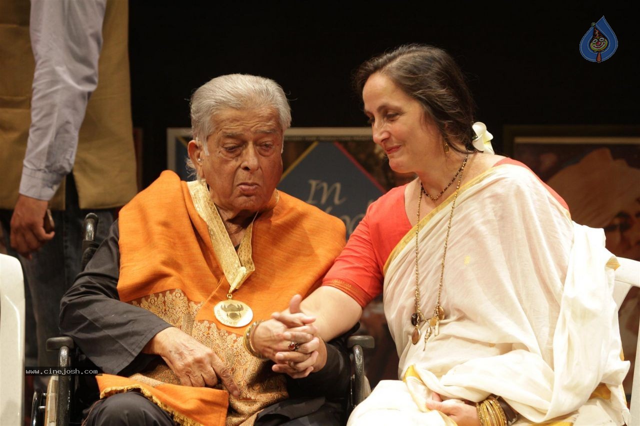 Bolly Celebs at Dadasaheb Phalke Award Presentation  - 38 / 111 photos